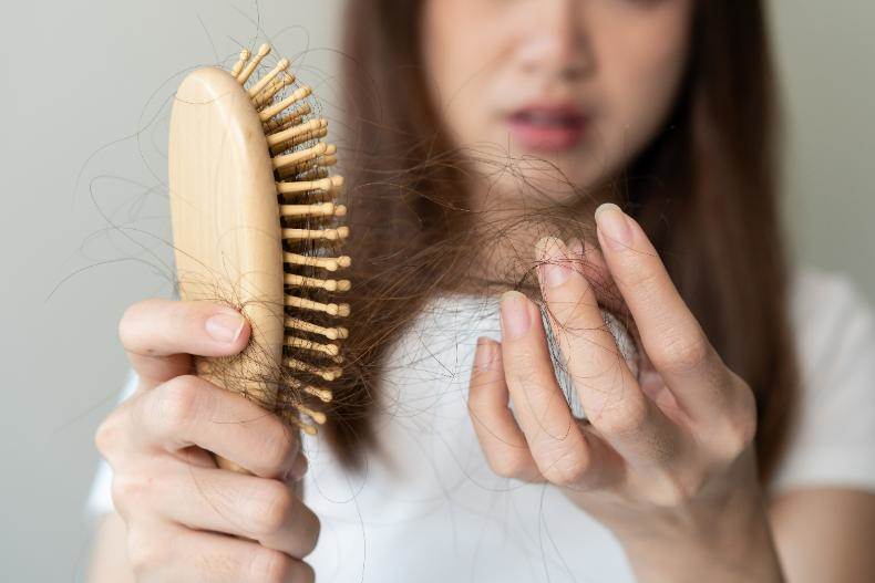 冬季女性最容易掉发！盘点6大食物有效改善女性脱发：不洗头也会增加落发风险